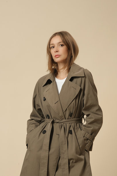 经典秋季时尚单品：穿着经典绿色风衣的女性系列工作室照片。图片下载