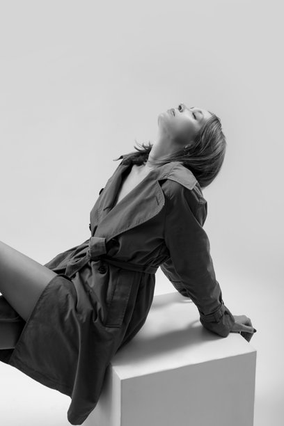 经典秋季时尚单品：穿着经典绿色风衣的女性系列工作室照片。图片下载