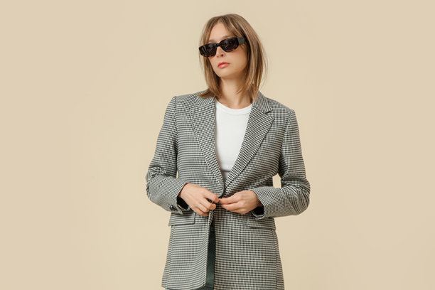 一系列女性穿着经典服装的工作室照片，白衬衫、格纹西装外套和蓝色牛仔裤。图片下载