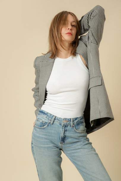 一系列女性穿着经典服装的工作室照片，白衬衫、格纹西装外套和蓝色牛仔裤。图片下载