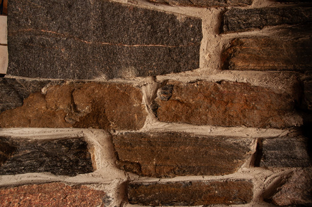 一张乡村风格的石头和砂浆墙的特写照片图片下载