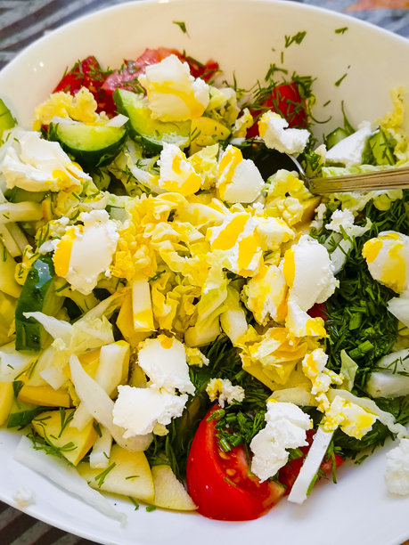 新鲜的蔬菜沙拉，配有绿叶菜和煮鸡蛋。竖版照片。图片下载