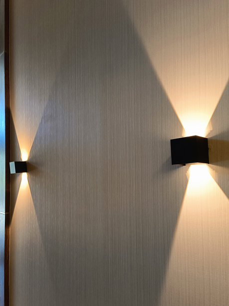 现代墙壁灯。时尚的室内装潢。竖版照片。图片下载
