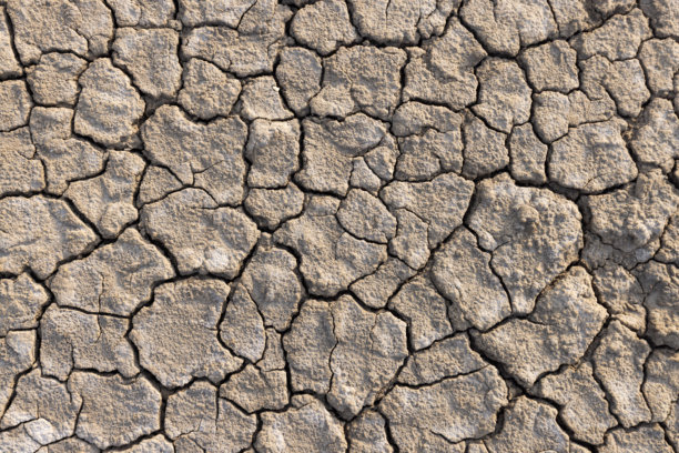 裂纹土壤背景照片，干旱土壤表面的俯视照片。图片下载
