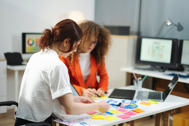 UX UI设计师在现代办公室中使用色彩调色板、线框图和数字平板进行工作。创造性的团队合作、规划、品牌和设计策略。图片下载