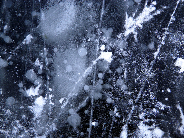 冰冻河流的冰的特写照片。抽象纹理背景。混乱的斑点和线条。图片下载