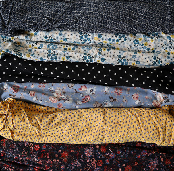 各种印花面料的照片。排列成横条纹背景。服装，衣橱，二手。图片下载