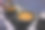 特写照片显示一位厨师在厨房中用热锅翻炒素食蛋面。图片下载