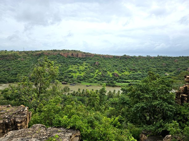 戈卡克瀑布附近的加塔普拉巴河在雨季的风景如画的自然景观照片图片下载