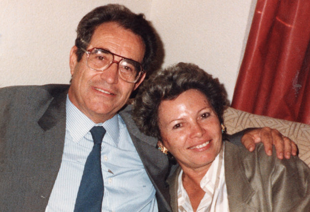 1970年拍摄的照片：一对微笑的成熟夫妇在家中的客厅里看着镜头摆姿势。图片下载