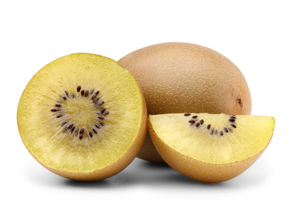 新鲜的完整金色猕猴桃和切开的猕猴桃，露出多汁的黄色果肉和种子。图片下载