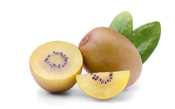 新鲜的完整金色猕猴桃和切开的猕猴桃，露出多汁的黄色果肉和种子。图片下载