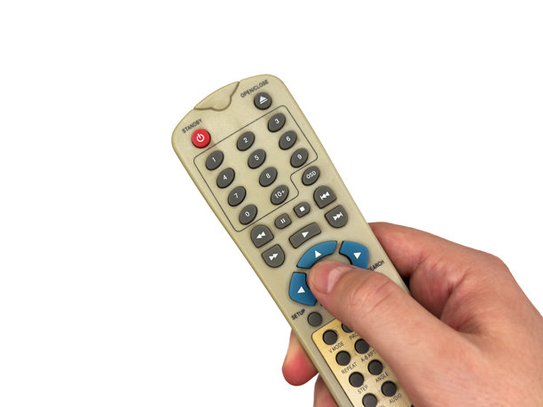 白人男性的手在白色背景上按压电视遥控器的按钮，白色旧电视遥控器，男人用遥控器切换电视频道，适用于横幅和电视广告。留白，平铺，俯视图。图片下载