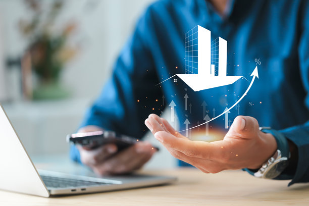 房地产投资概念，在线房地产市场的税收优惠。数字界面上，商人的手指向虚拟房屋和利率图标，展示物业增长和抵押贷款趋势。图片下载