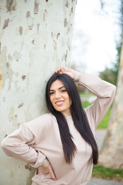 公园里快乐的女人照片图片下载