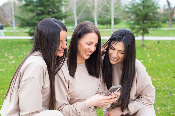 朋友们在公园自拍的照片图片下载