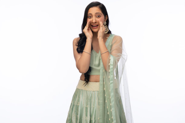 美丽女性在排灯节庆祝活动中穿着传统服装，背景为白色的照片图片下载