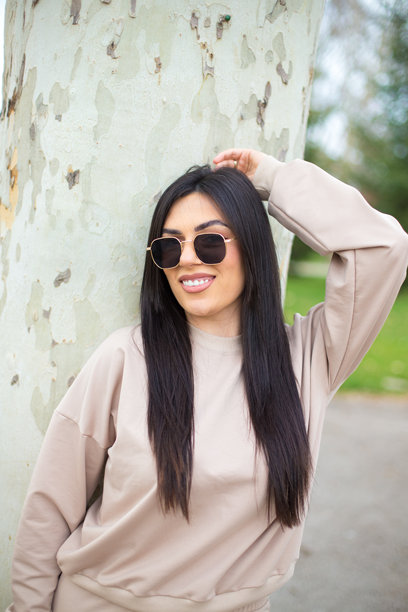 公园里快乐的女人股票照片图片下载