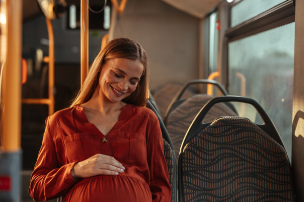 一位孕妇坐在公交车上的肖像图片下载