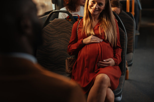 公交车上孕妇的肩膀后视角拍摄图片下载