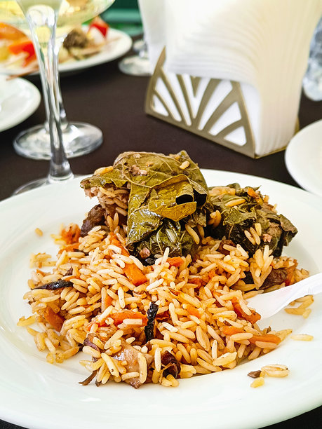 美味的米饭和达尔玛摆放在盘子里。特写，竖版照片。图片下载