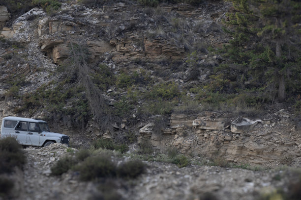 越野车在崎岖的山路上行驶图片下载
