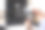 男人在白色桌子上为电脑安装风扇，特写镜头图片下载