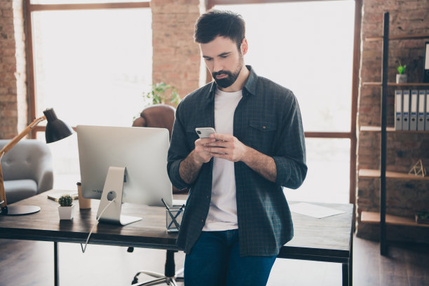 年轻企业家在手机上浏览互联网并打字的照片肖像图片下载