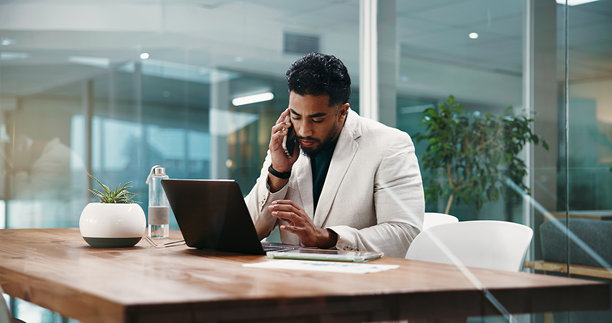 商务人士、电话会议和笔记本电脑用于预约、反馈和办公室日程安排。员工、人力资源经理和讨论者进行讨论、规划和项目管理，以便撰写研究提案或报告。图片下载