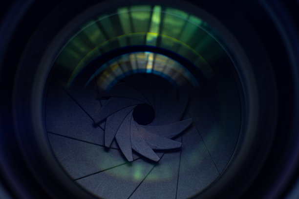 微距相机镜头，黑色背景下的照片相机或视频镜头特写，单反相机镜头图片下载