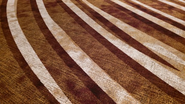 奢华的白色和棕色条纹酒店地毯。彩色交替图案地毯。奢华酒店地毯。图形图案地毯纹理图片。图片下载