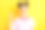 穿着条纹T恤的迷人年轻女孩在黄色背景下做出V字手势的照片图片下载