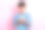 年轻男子在粉色背景下惊讶地阅读手机新闻的照片肖像图片下载