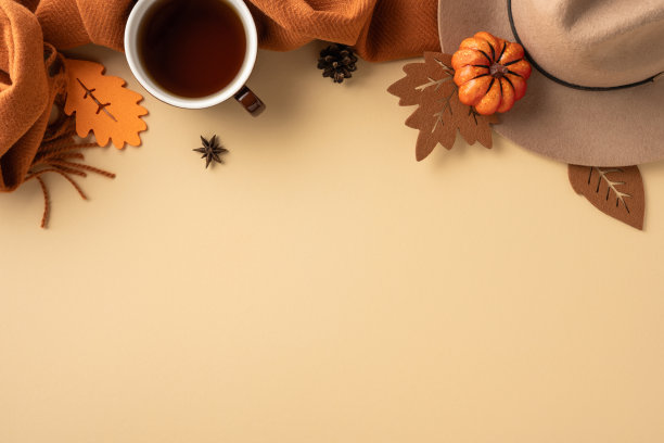 平铺照片展示秋季元素，包括咖啡、围巾、南瓜、树叶和季节性装饰图片下载