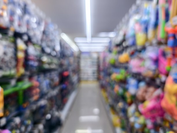 模糊的迷你超市展示柜照片。超市商场中的产品模糊且失焦。迷你超市中玩具娃娃的照片，背景虚化。图片下载