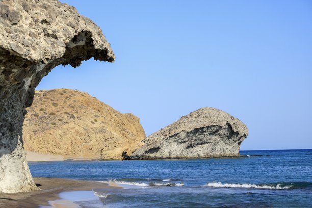 阿尔梅里亚，西班牙的卡博德加塔自然保护公园壮观的岩石和火山沙滩及海湾的照片图片下载