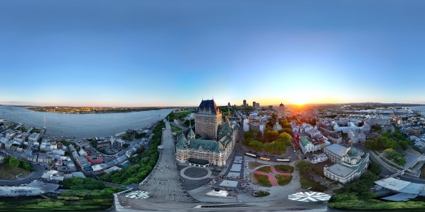 在加拿大魁北克的日落时分，使用无人机拍摄的费尔蒙特·勒·肖托·弗朗特纳克酒店的360度航拍照片图片下载