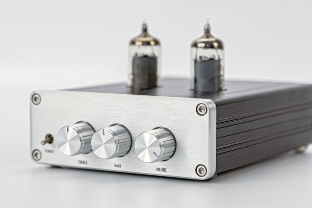银色音频放大器，带真空管，金属前面板，三个控制旋钮，现代设计，白色背景上独立，高保真复古风格，干净光亮优雅。图片下载