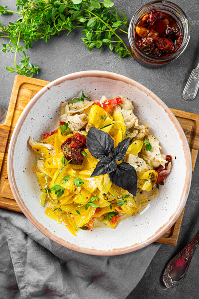 健康的西葫芦意大利面配鸡肉和晒干番茄，俯视垂直照片图片下载