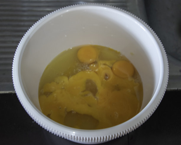 一桶装满蛋糕糊、鸡蛋和糖的照片，这些是制作传统海绵蛋糕kue bolu的基本原料。图片下载