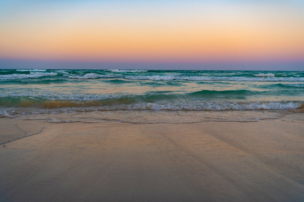 博拉博拉的自然日出与海洋。自然日出海景。自然日出的照片。图片下载