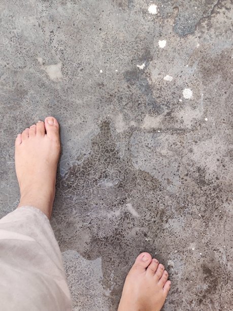 人类的脚踩在湿润的灰色沙滩上 - 高清库存照片图片下载