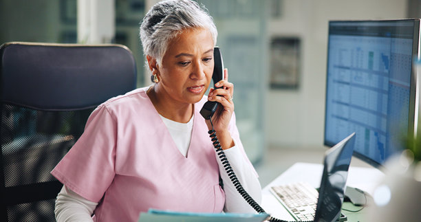 医院中，护士与电话通话，手持文件夹，更新医疗信息和预约。医疗保健，成熟的临床助理与技术人员讨论肿瘤科日程、癌症转诊和帮助。图片下载