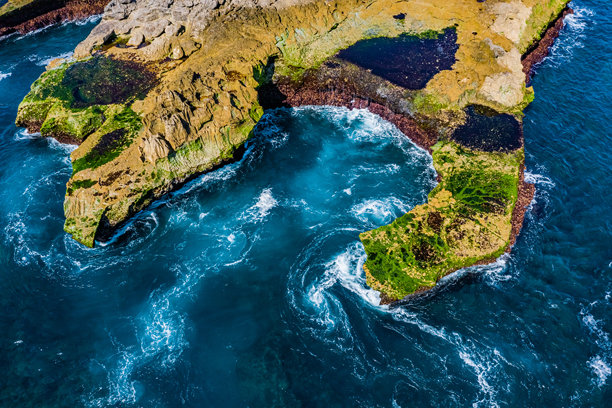 巴厘岛恶魔之眼蓝梦岛的航拍照片，包括岛屿和海洋。图片下载