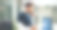 医院中拿着夹板的男医生或接听电话，更新病人预约的医疗信息。医疗保健、专家或在前台与技术人员讨论文件、日程安排或行政事务。图片下载