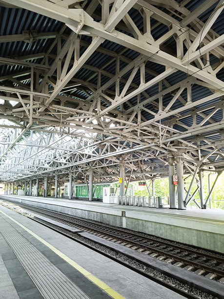 带有铁路轨道和科技天花板的平台。电动火车站。竖版照片。图片下载