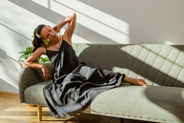 室内佩戴智能珠宝的女性放松生活方式的图片图片下载