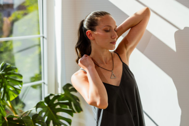 时尚女性在明亮的窗光中摆姿势的生活方式照片图片下载