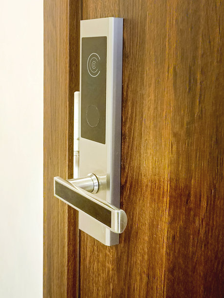 木门上的电子锁（IC卡，感应）。特写，竖版照片。图片下载
