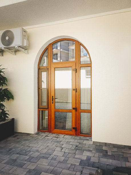 现代拱形玻璃门。建筑入口。带门的建筑外观。竖版照片。图片下载